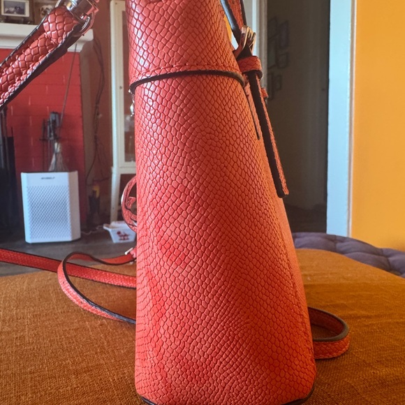 Guess Dayan Shopper Purse/crossbody. NWOT - Picture 4 of 8